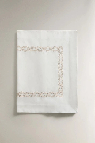 Столовый бегунок из сатина с вышитыми растительными мотивами- Заказать в России