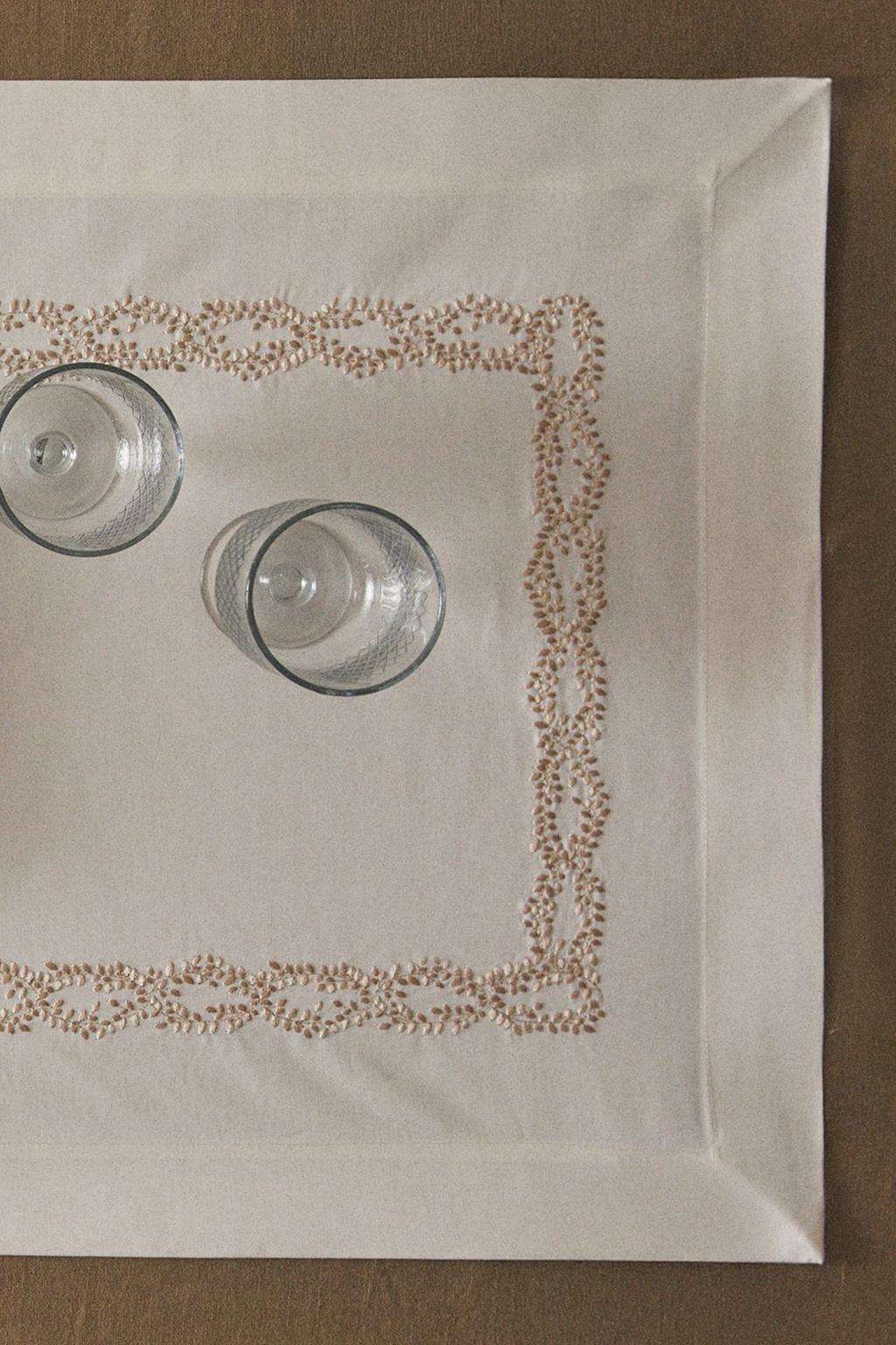 Столовый бегунок из сатина с вышитыми растительными мотивами