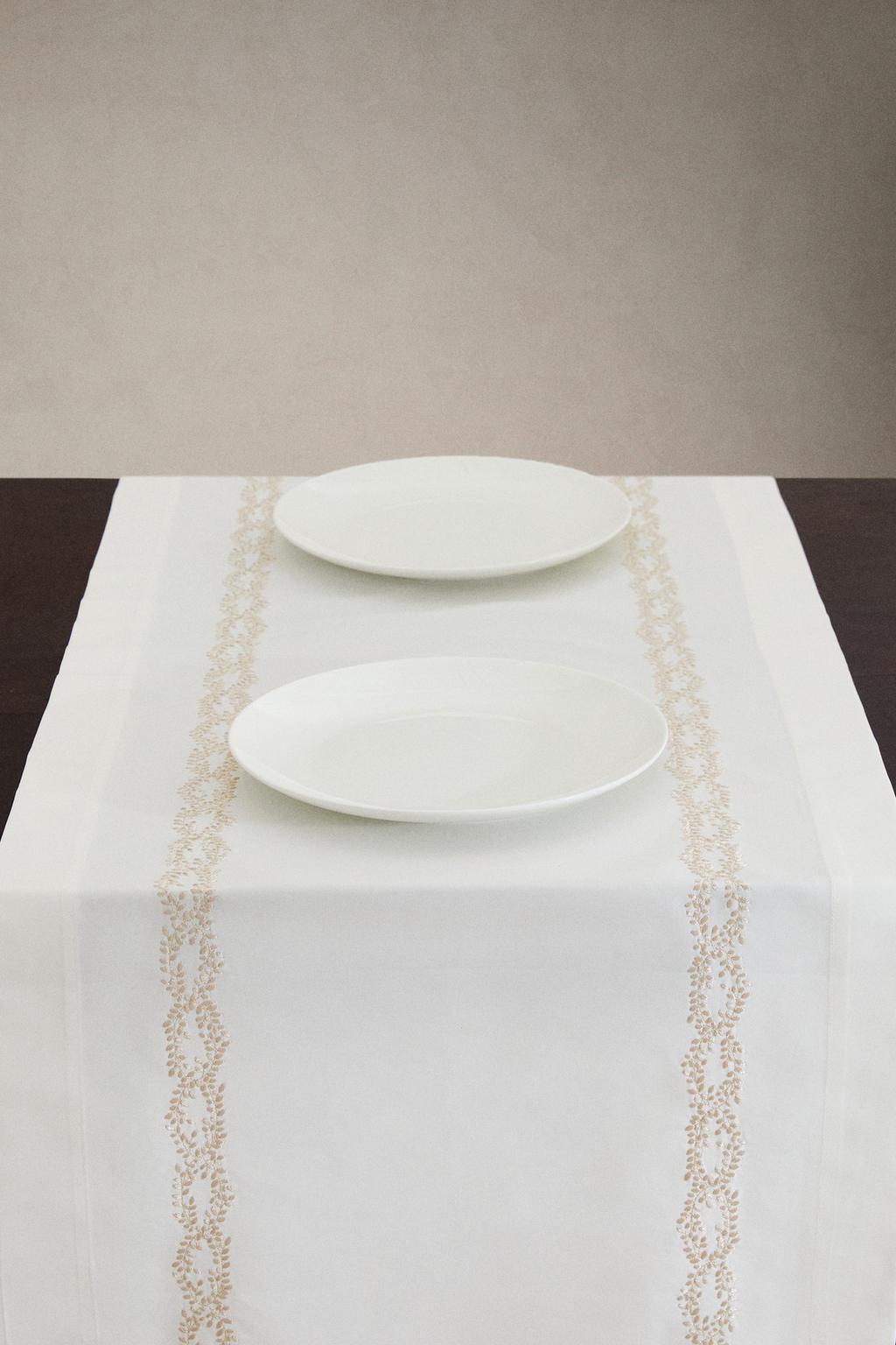 Столовый бегунок из сатина с вышитыми растительными мотивами