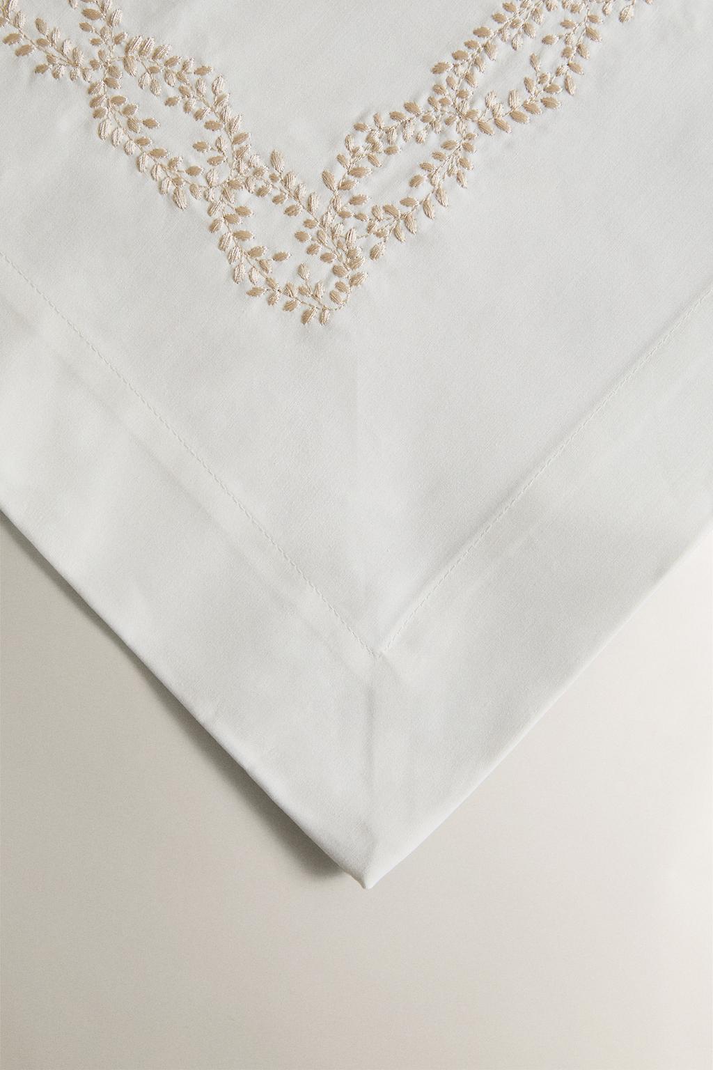 Столовый бегунок из сатина с вышитыми растительными мотивами