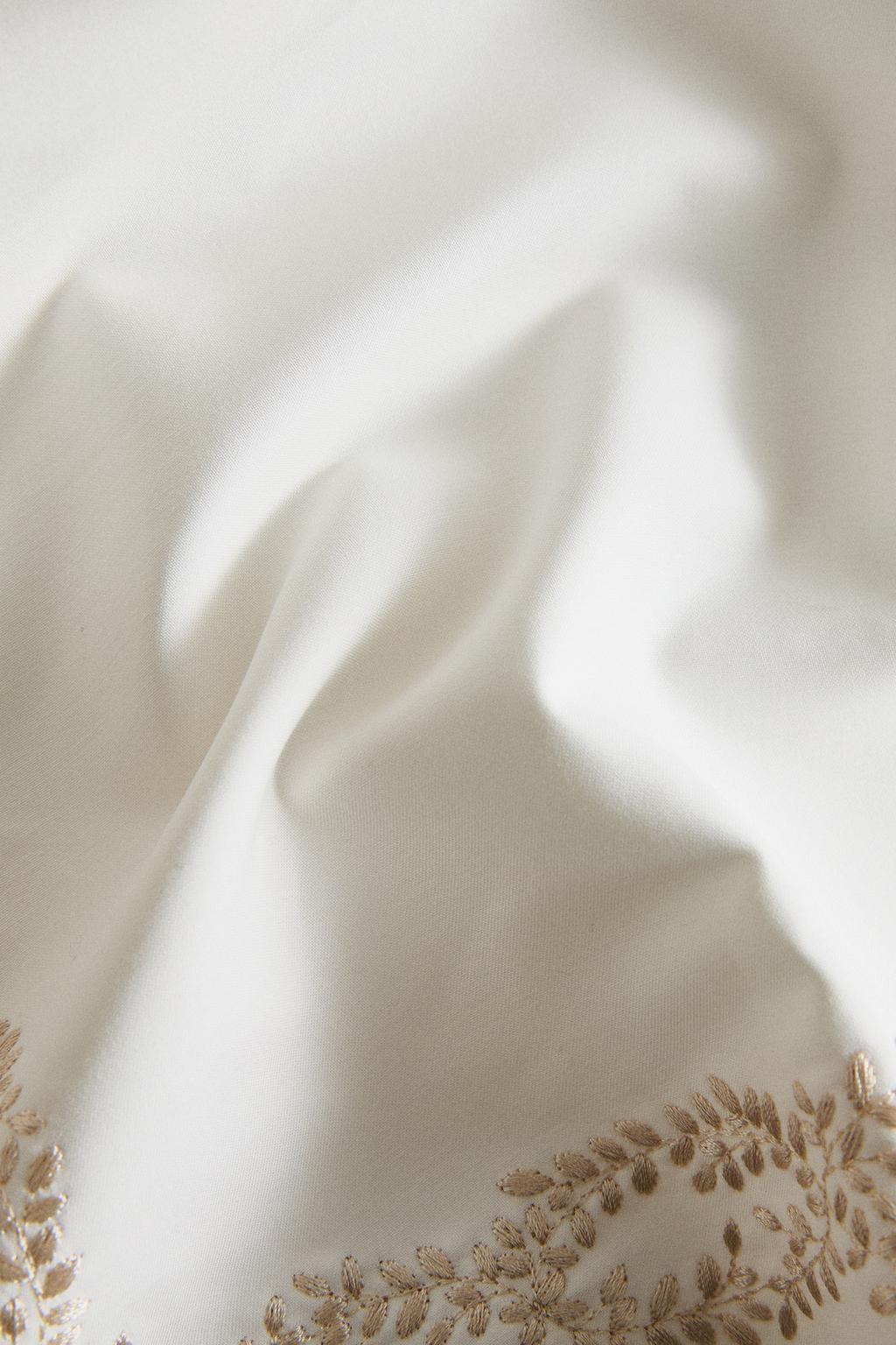 Столовый бегунок из сатина с вышитыми растительными мотивами