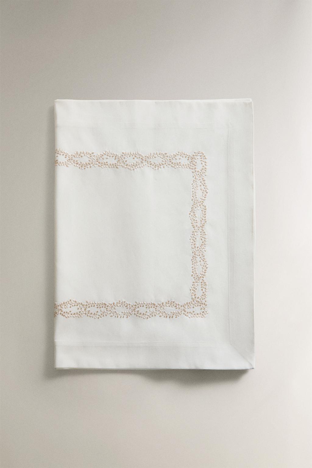 Столовый бегунок из сатина с вышитыми растительными мотивами