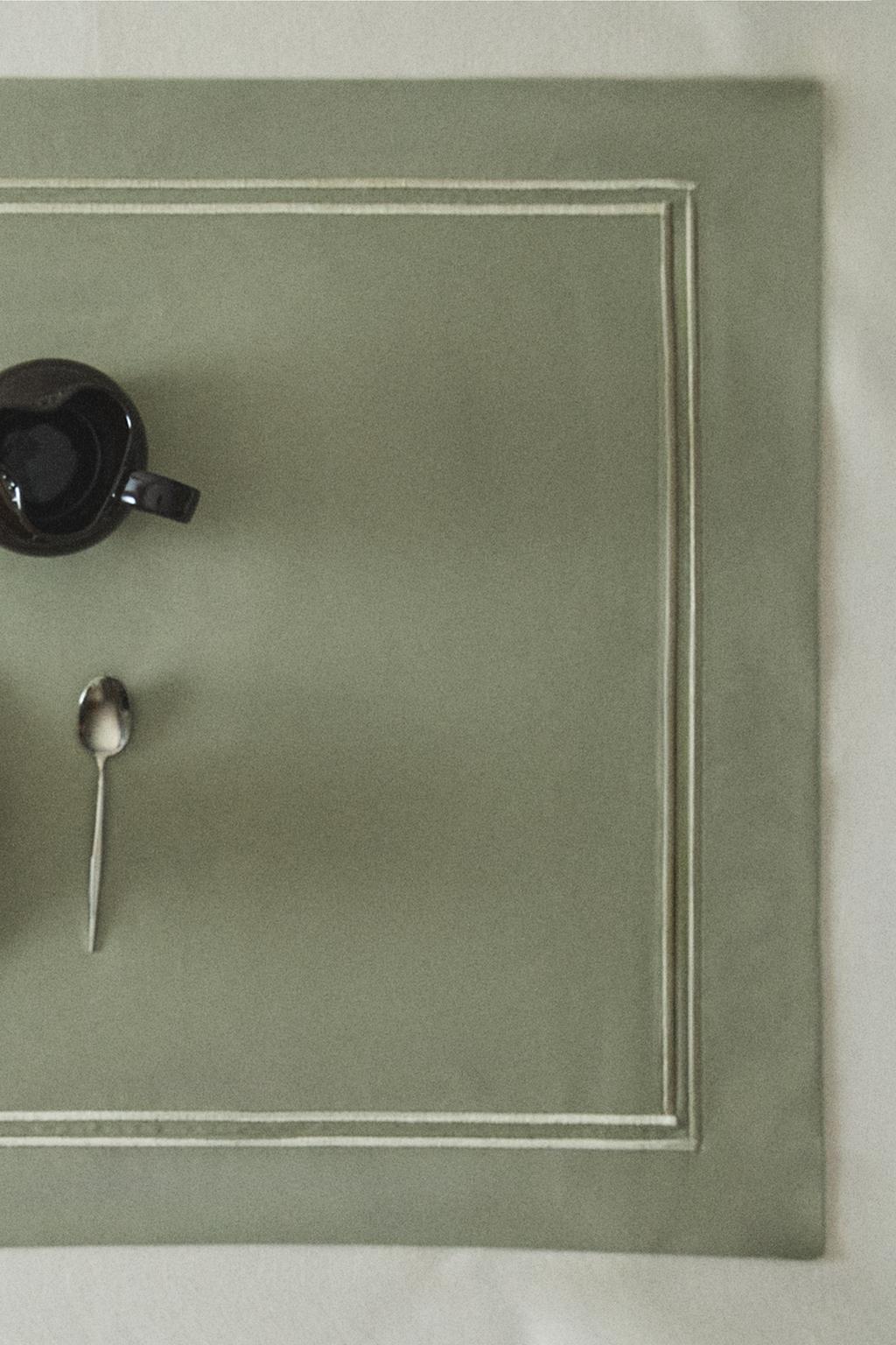 Сатиновый бегунок для стола с оборкой