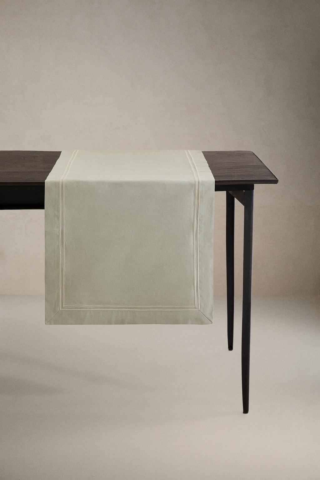 Сатиновый бегунок для стола с оборкой