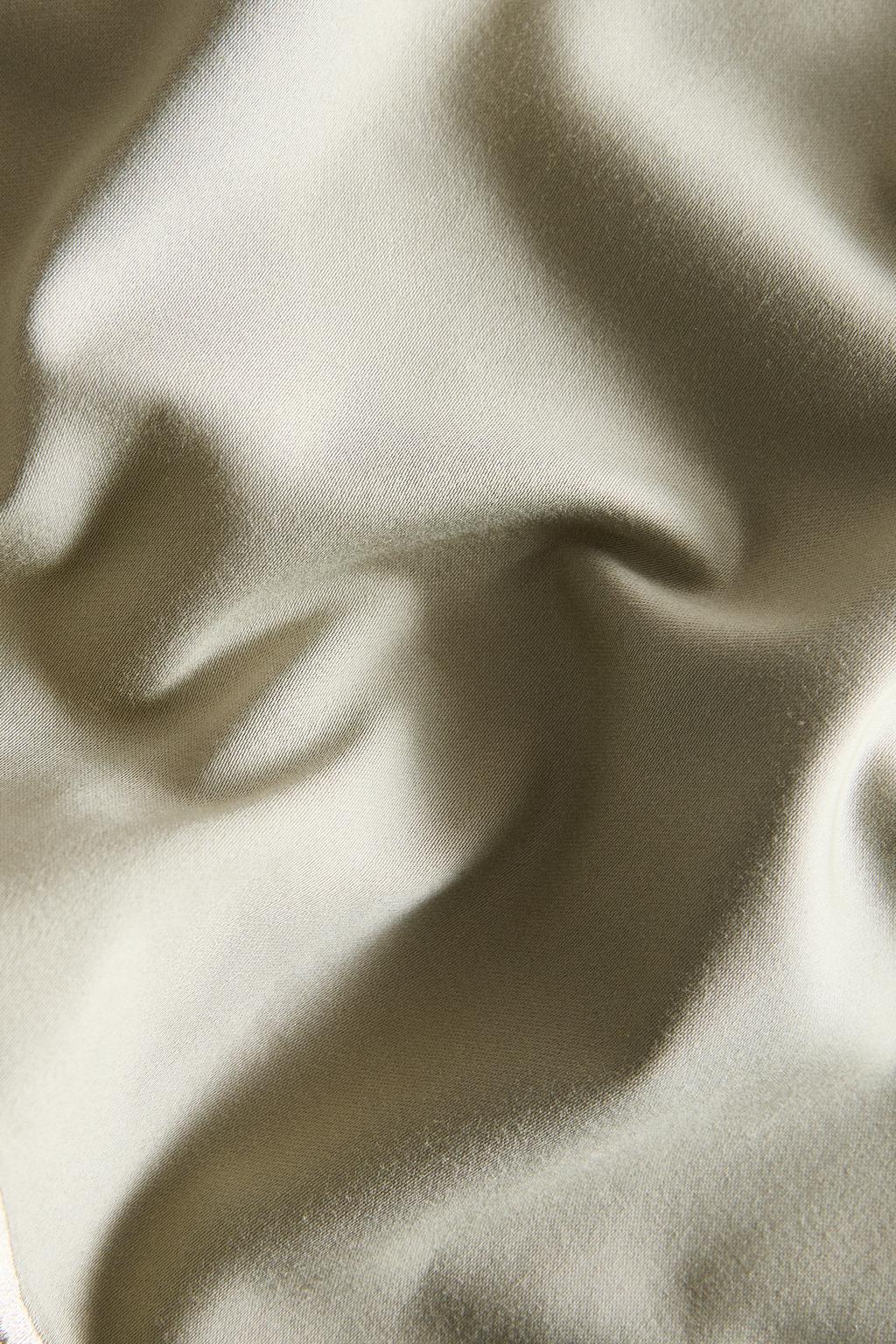 Сатиновый бегунок для стола с оборкой