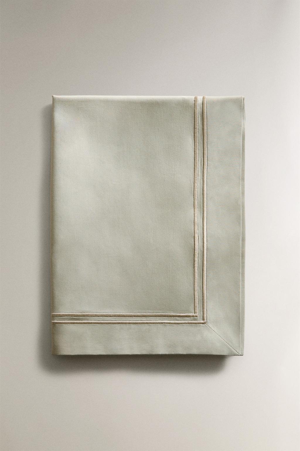 Сатиновый бегунок для стола с оборкой