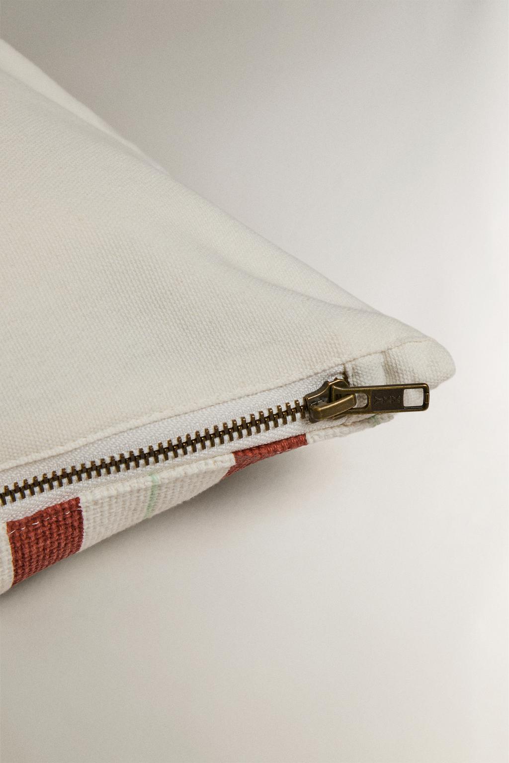 Чехол на подушку в полоску