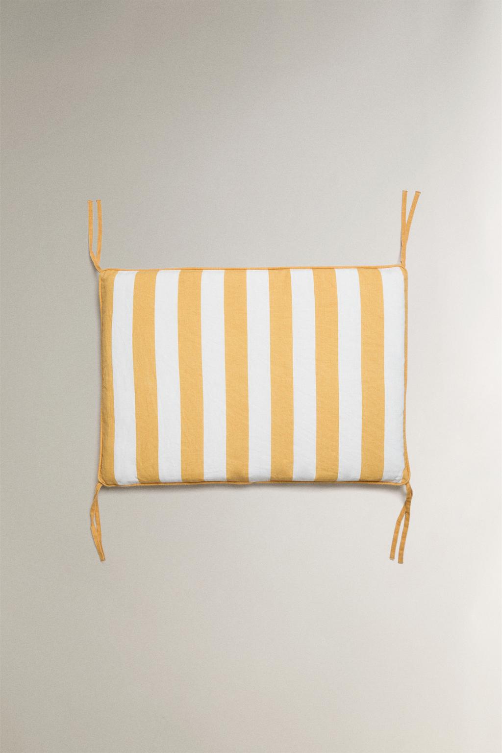 Простеженная подушка для спинки скамьи в полоску