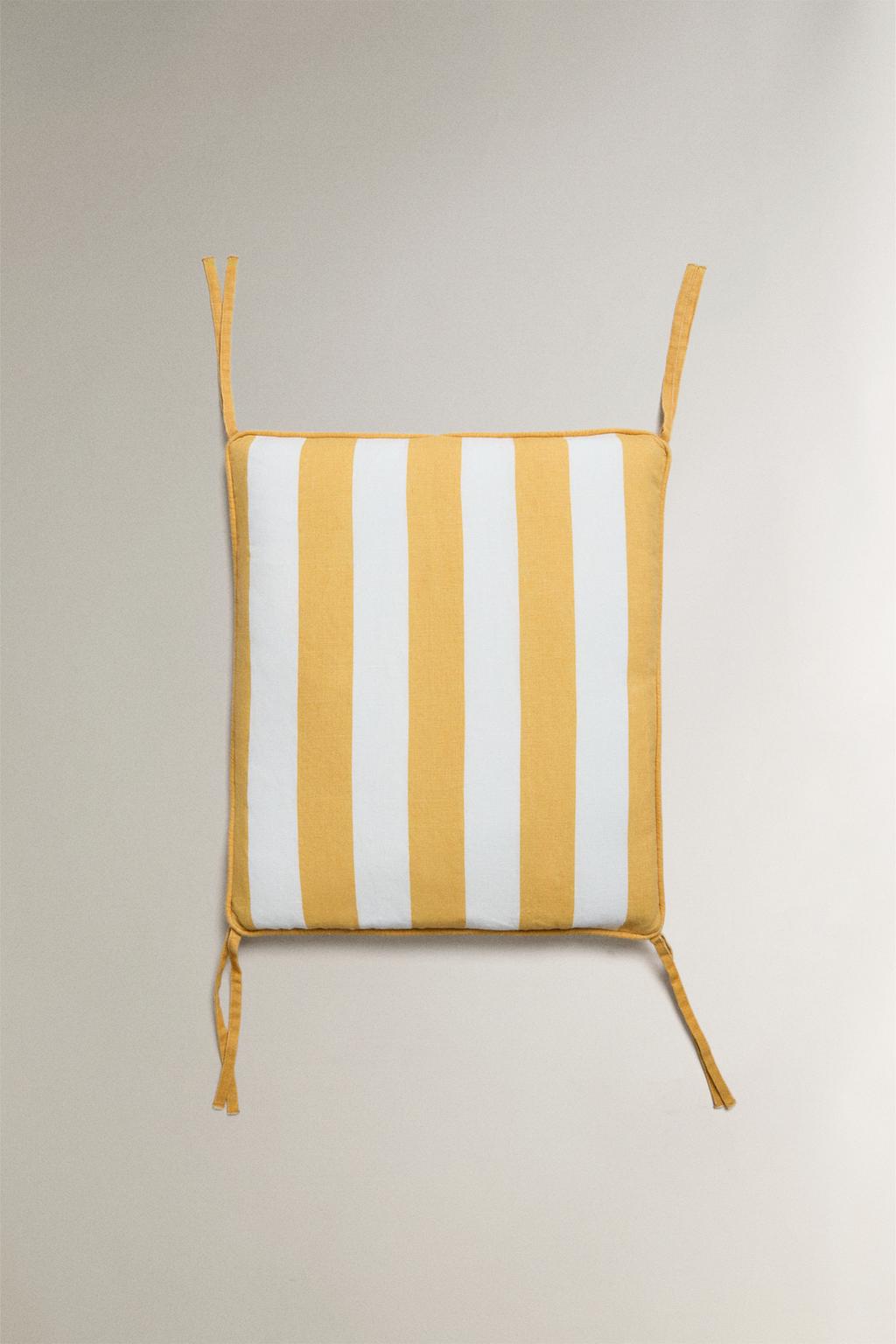 Желтая полосатая накидка на спинку стула