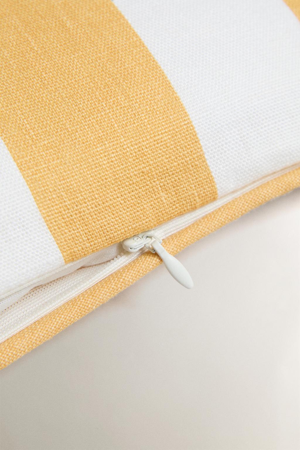 Желтая полосатая накидка на спинку стула