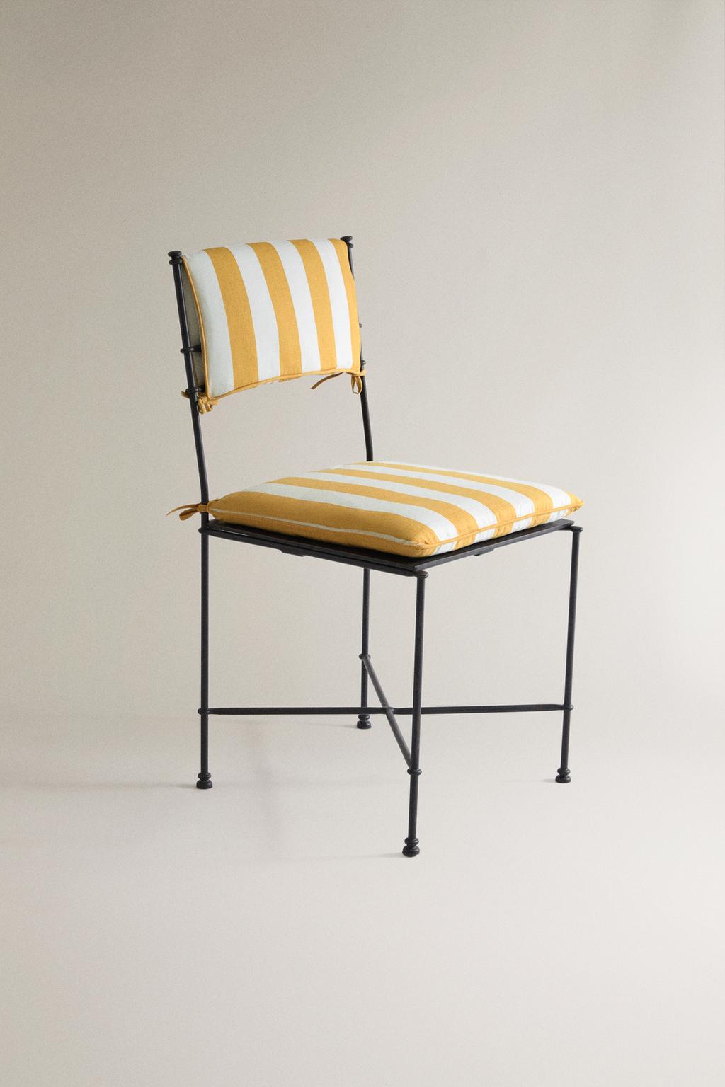 Желтая полосатая накидка на спинку стула