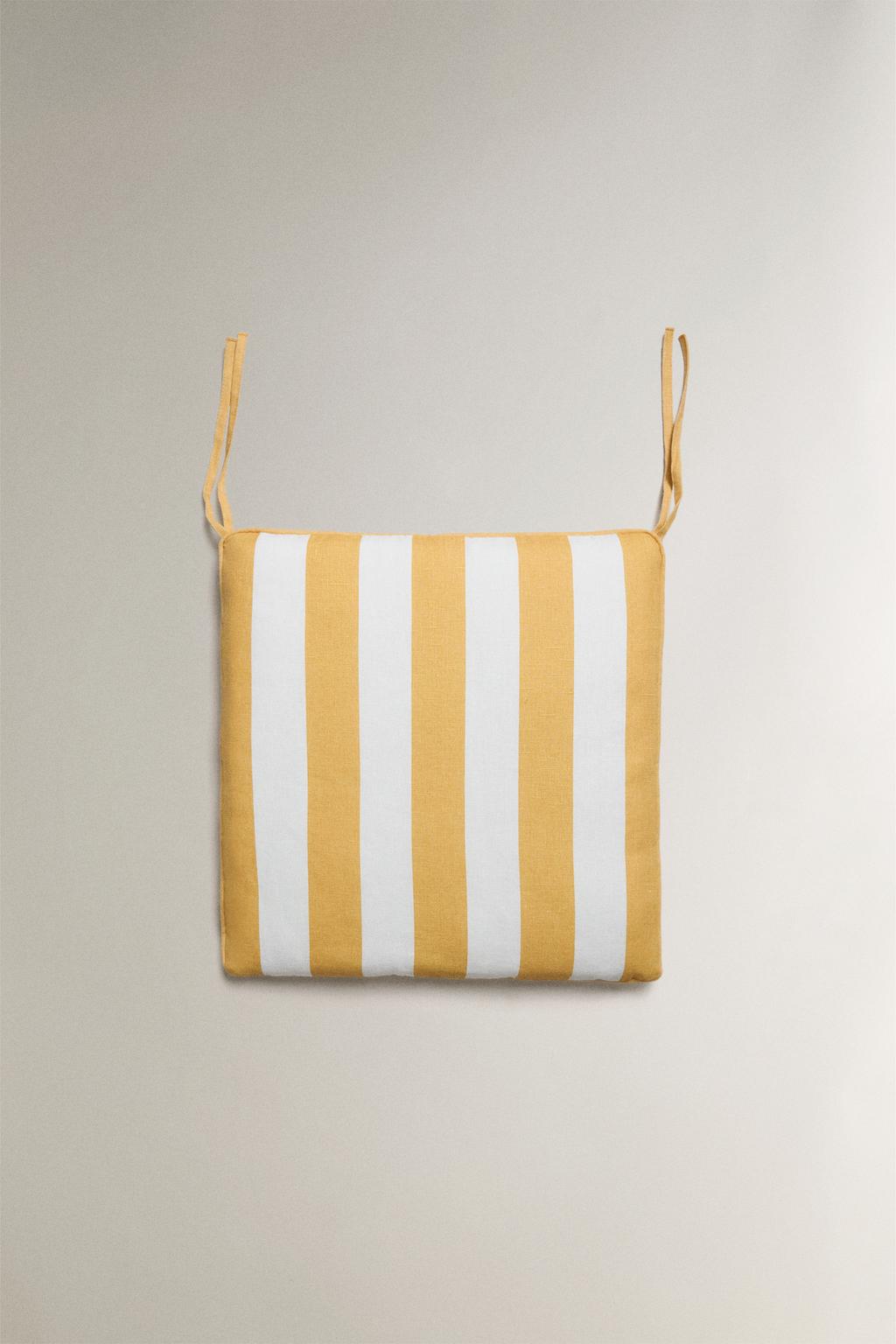 Сиденье с полосатой накидкой