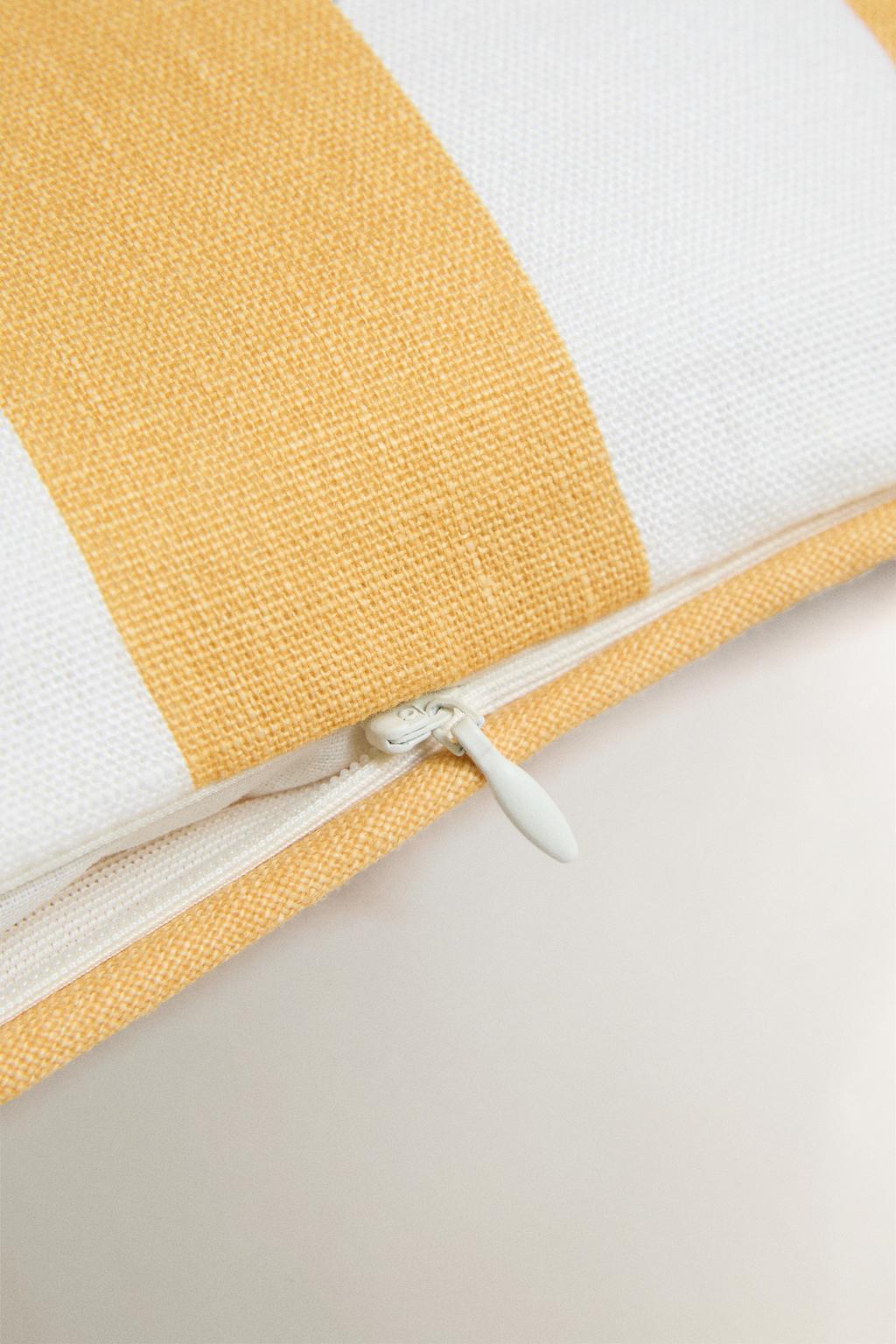 Сиденье с полосатой накидкой