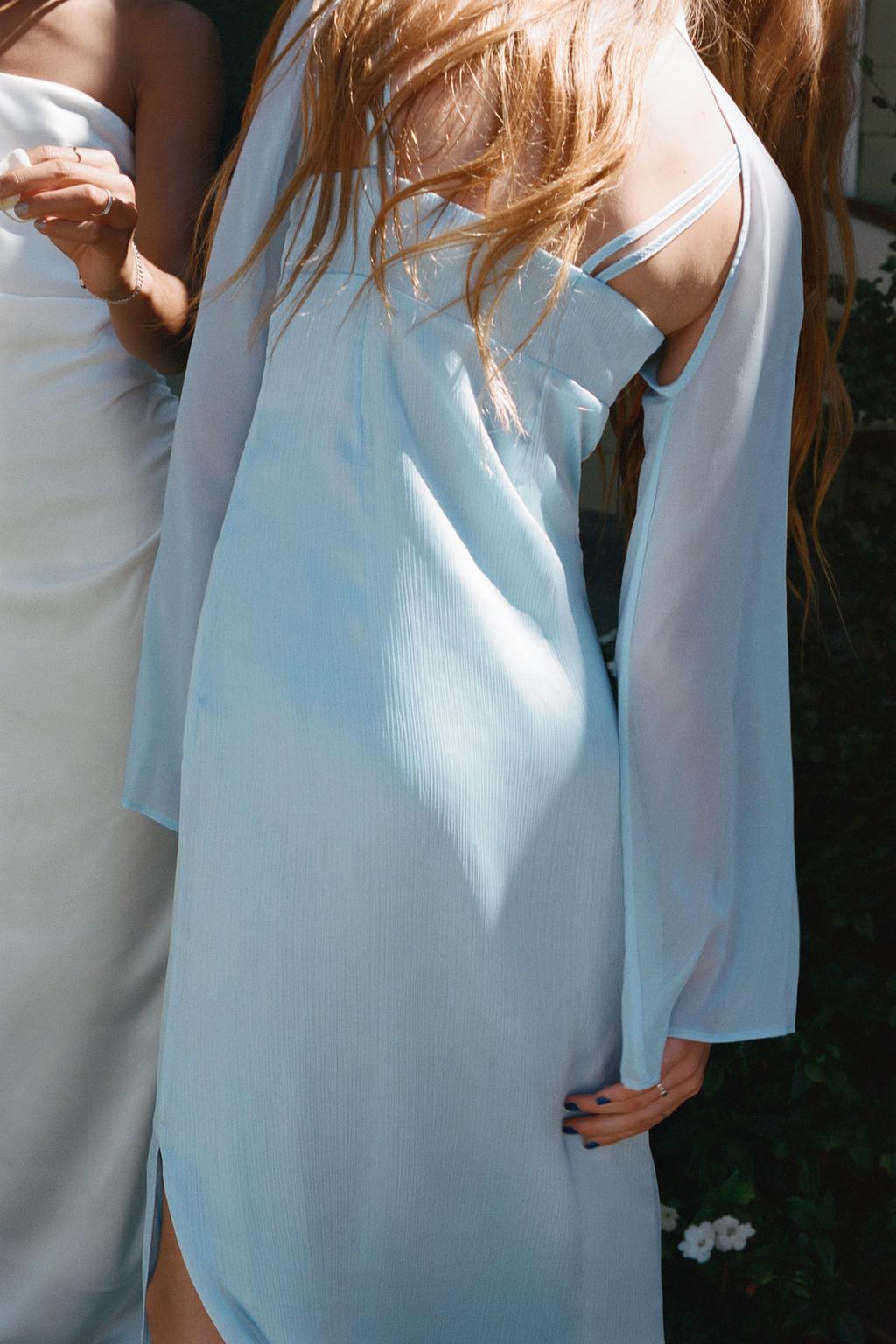 ОДНОТОННОЕ АТЛАСНОЕ ПЛАТЬЕ