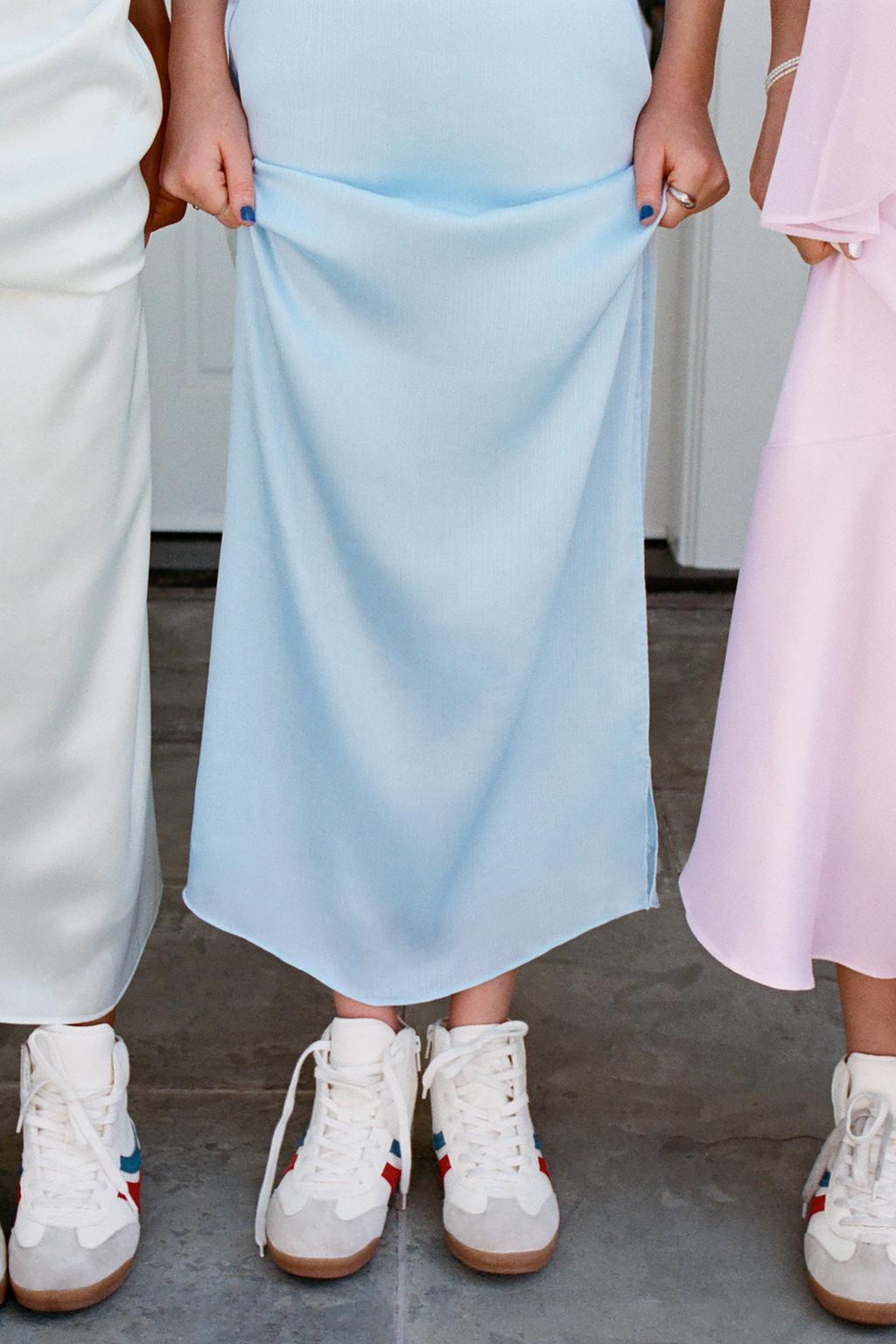 ОДНОТОННОЕ АТЛАСНОЕ ПЛАТЬЕ