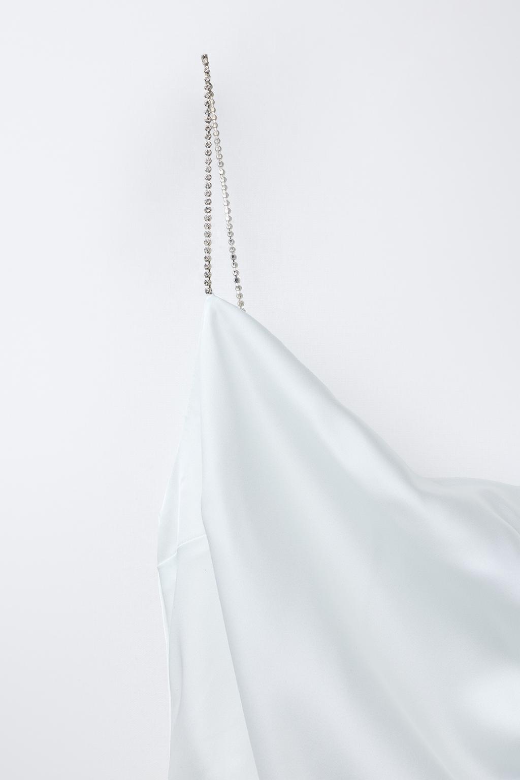 АТЛАСНОЕ ПЛАТЬЕ АСИММЕТРИЧНОГО КРОЯ СО СТРАЗАМИ