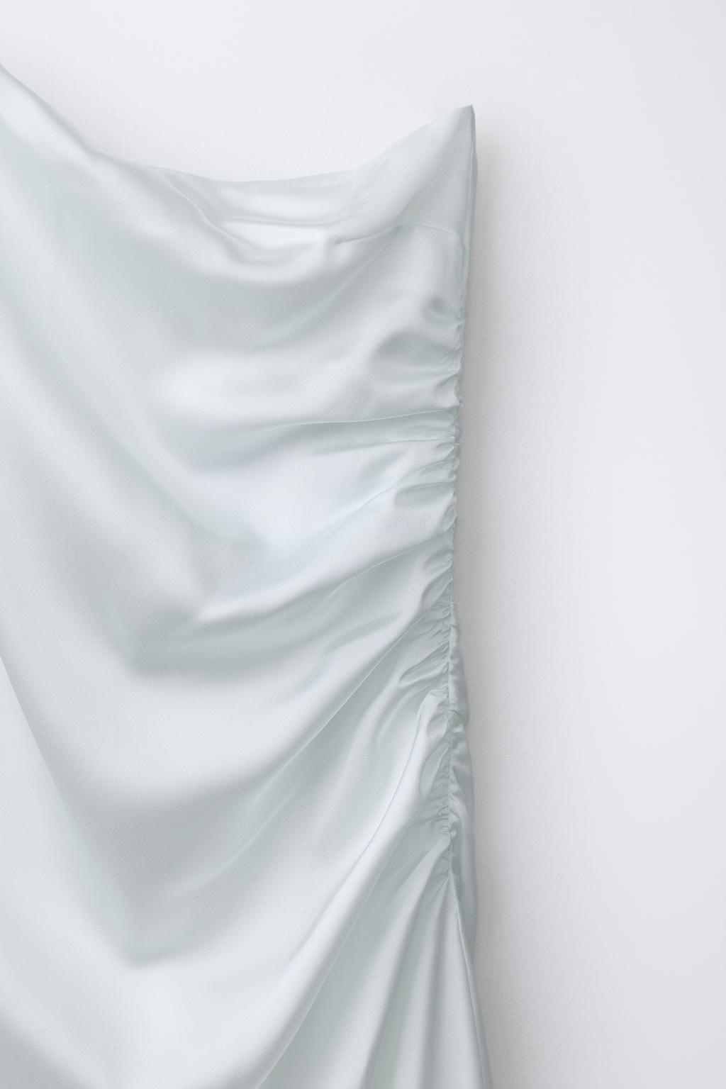 АТЛАСНОЕ ПЛАТЬЕ АСИММЕТРИЧНОГО КРОЯ СО СТРАЗАМИ