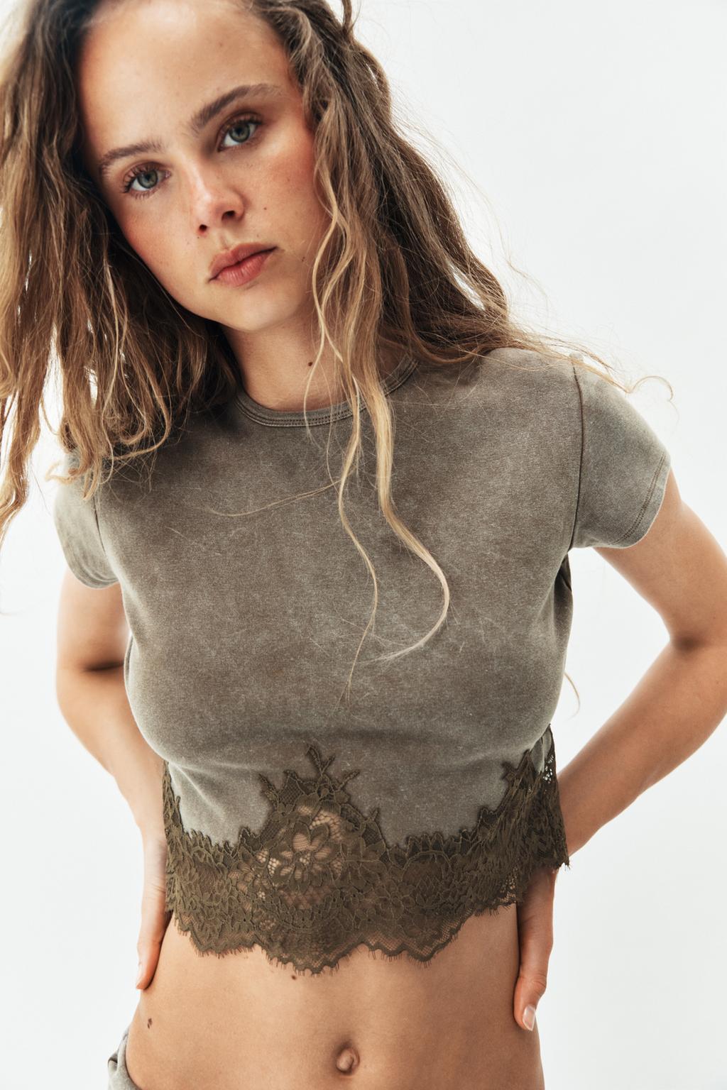 КРОП-ТОП С ЭФФЕКТОМ ПОТЕРТОСТИ И КРУЖЕВОМ