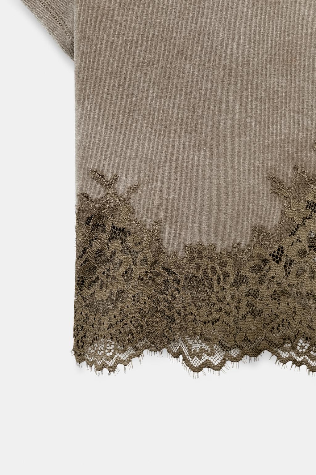 КРОП-ТОП С ЭФФЕКТОМ ПОТЕРТОСТИ И КРУЖЕВОМ