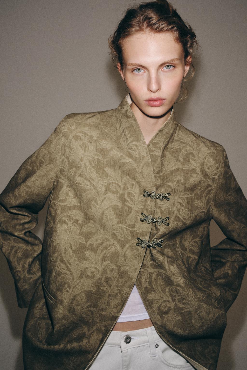 ЖАККАРДОВЫЙ БЛЕЙЗЕР С НАКИДКОЙ — коллекция Zara «ZW»