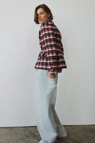 Блейзер из коллекции «Zw» с баской в клетку- Заказать в России