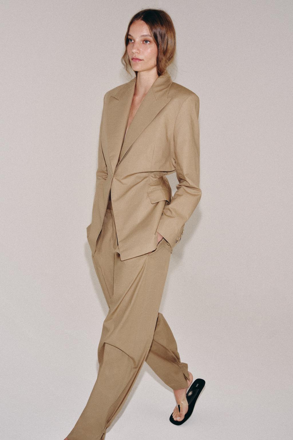 БЛЕЙЗЕР ПРИТАЛЕННОГО КРОЯ — лимитированная серия, коллекция Zara «ZW»