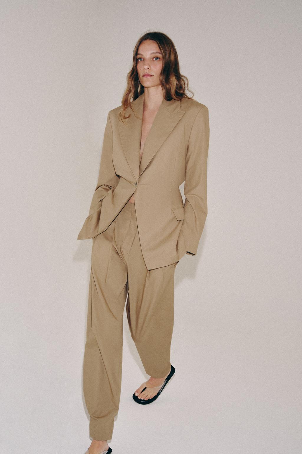 БЛЕЙЗЕР ПРИТАЛЕННОГО КРОЯ — лимитированная серия, коллекция Zara «ZW»