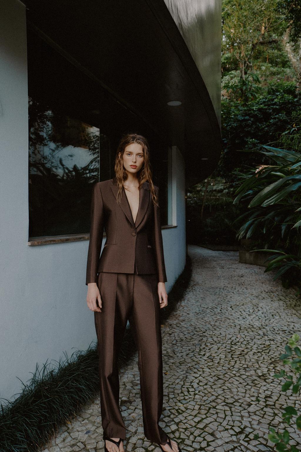 АТЛАСНЫЙ ПРИТАЛЕННЫЙ БЛЕЙЗЕР