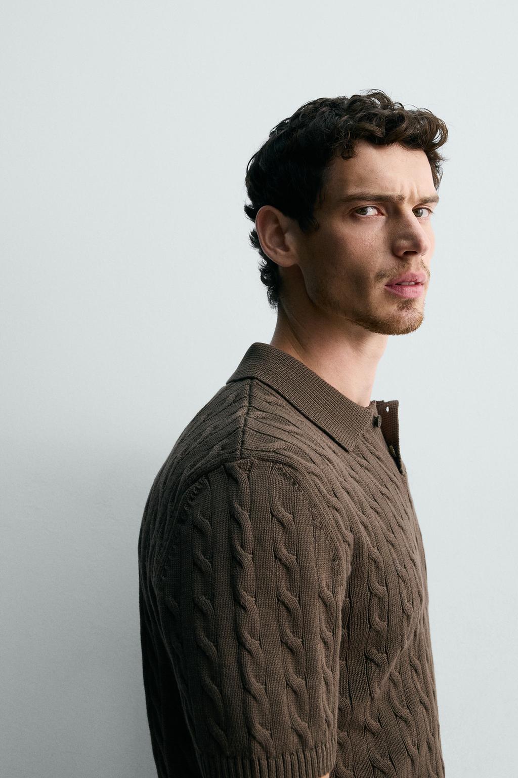 ПОЛО ИЗ РЕЛЬЕФНОГО ТРИКОТАЖА С КОСАМИ