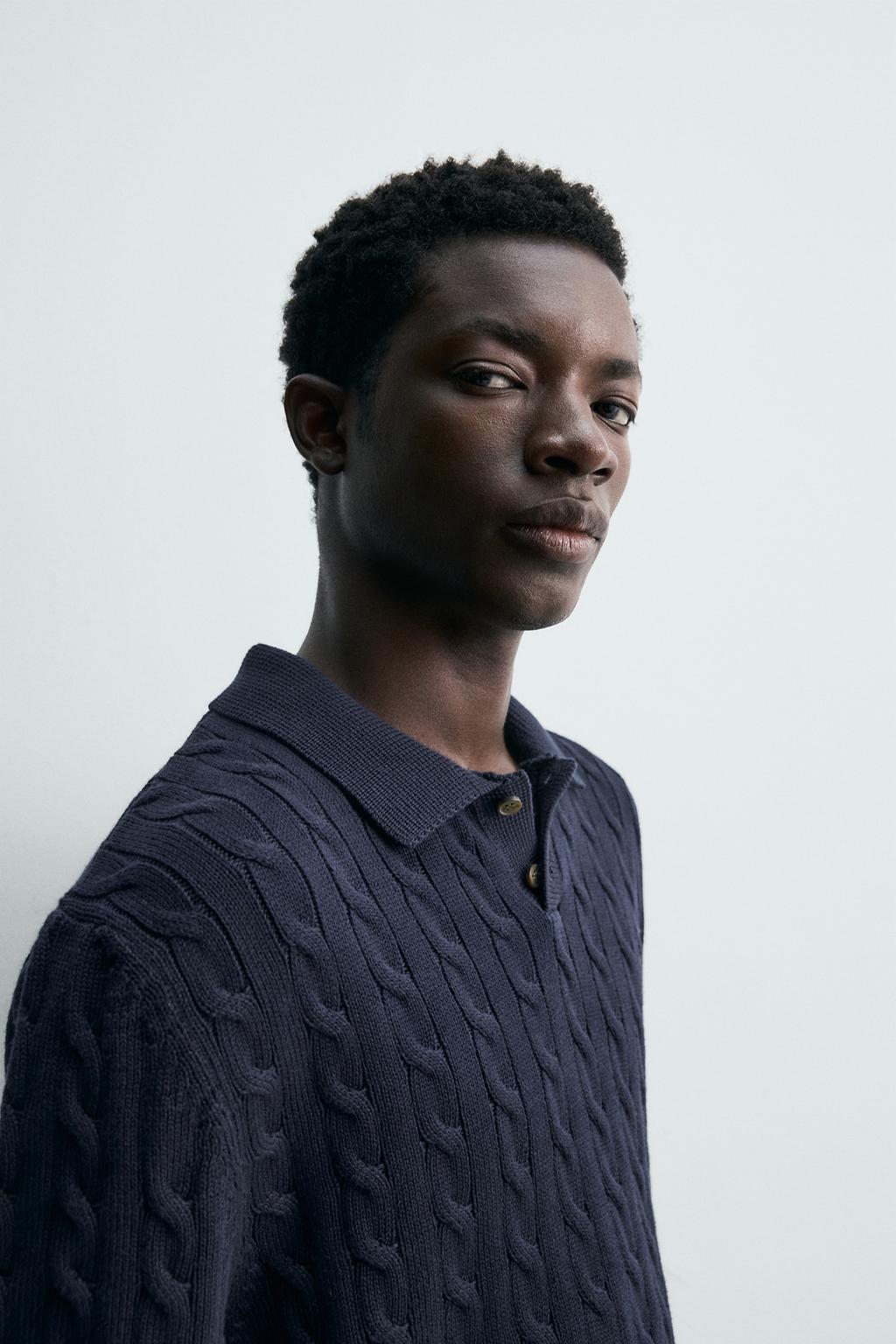 ПОЛО ИЗ РЕЛЬЕФНОГО ТРИКОТАЖА С КОСАМИ