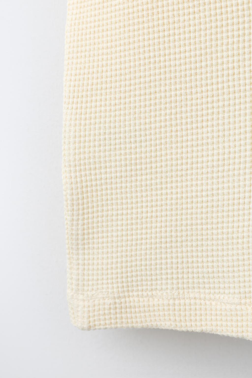 ТОП ИЗ РИФЛЕНОГО ТРИКОТАЖА С НАДПИСЬЮ