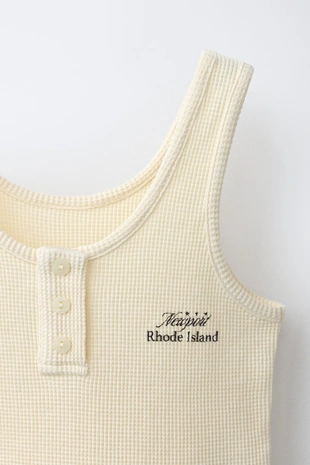 Топ из рифленого трикотажа с надписью