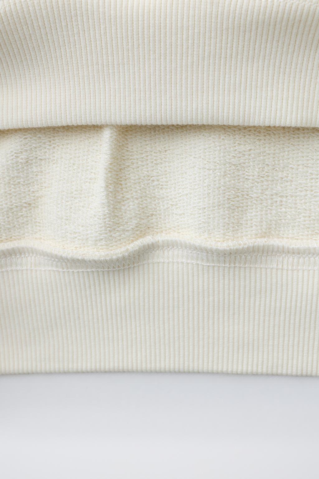 ТОЛСТОВКА С КОНТРАСТНЫМИ ДЕТАЛЯМИ