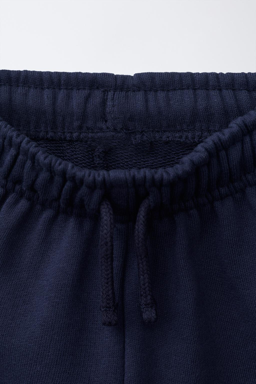 ШОРТЫ-БЕРМУДЫ БАЗОВЫЕ С ТЕКСТОВЫМ ПРИНТОМ