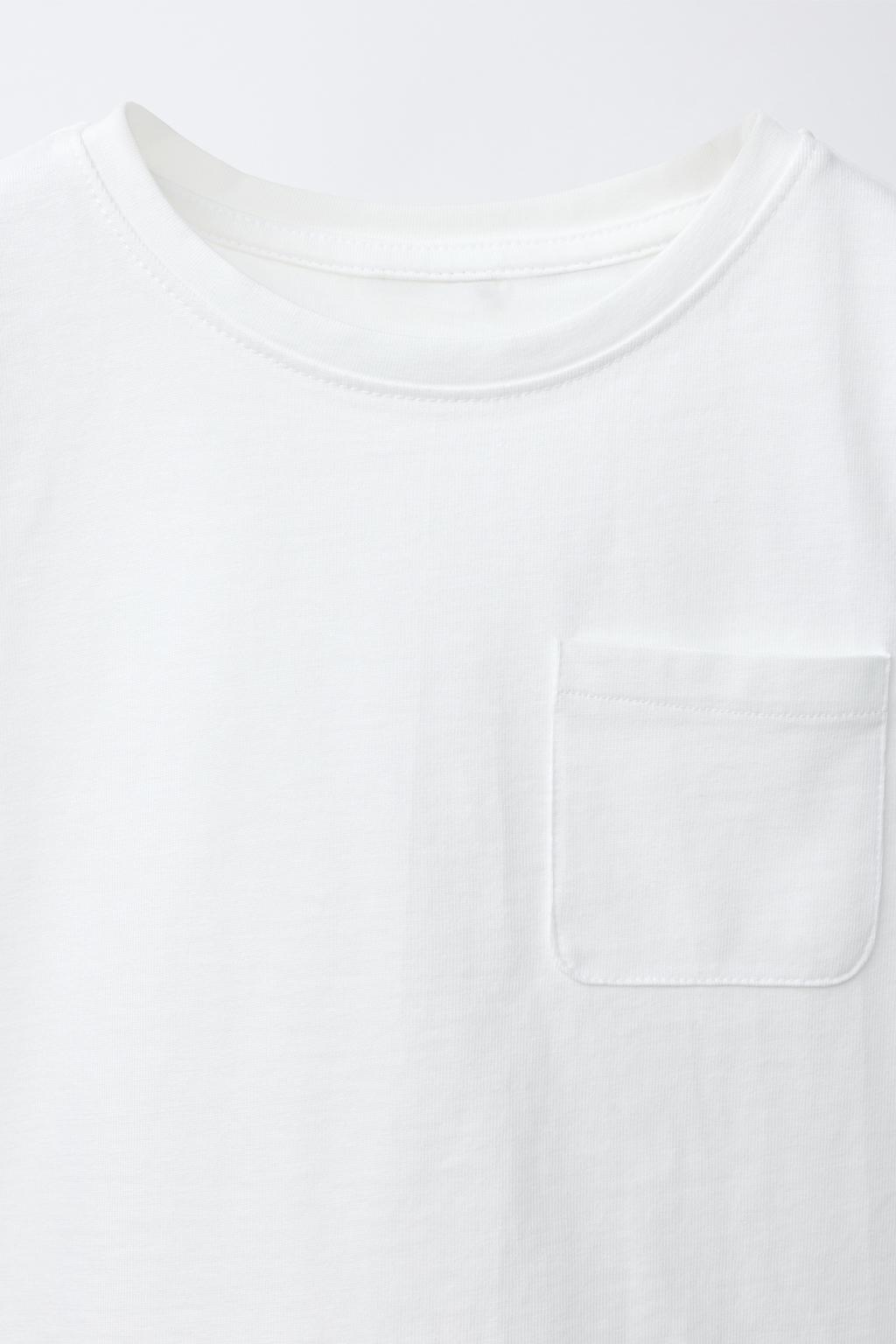 ОДНОТОННАЯ ФУТБОЛКА С КАРМАНОМ