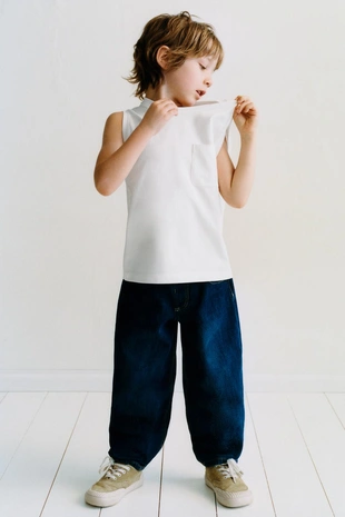 Однотонная футболка с карманом