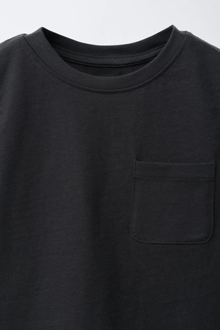 Однотонная футболка с карманом