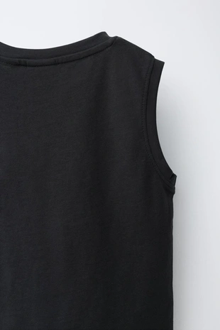 Однотонная футболка с карманом