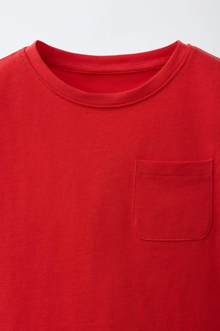 Однотонная футболка с карманом