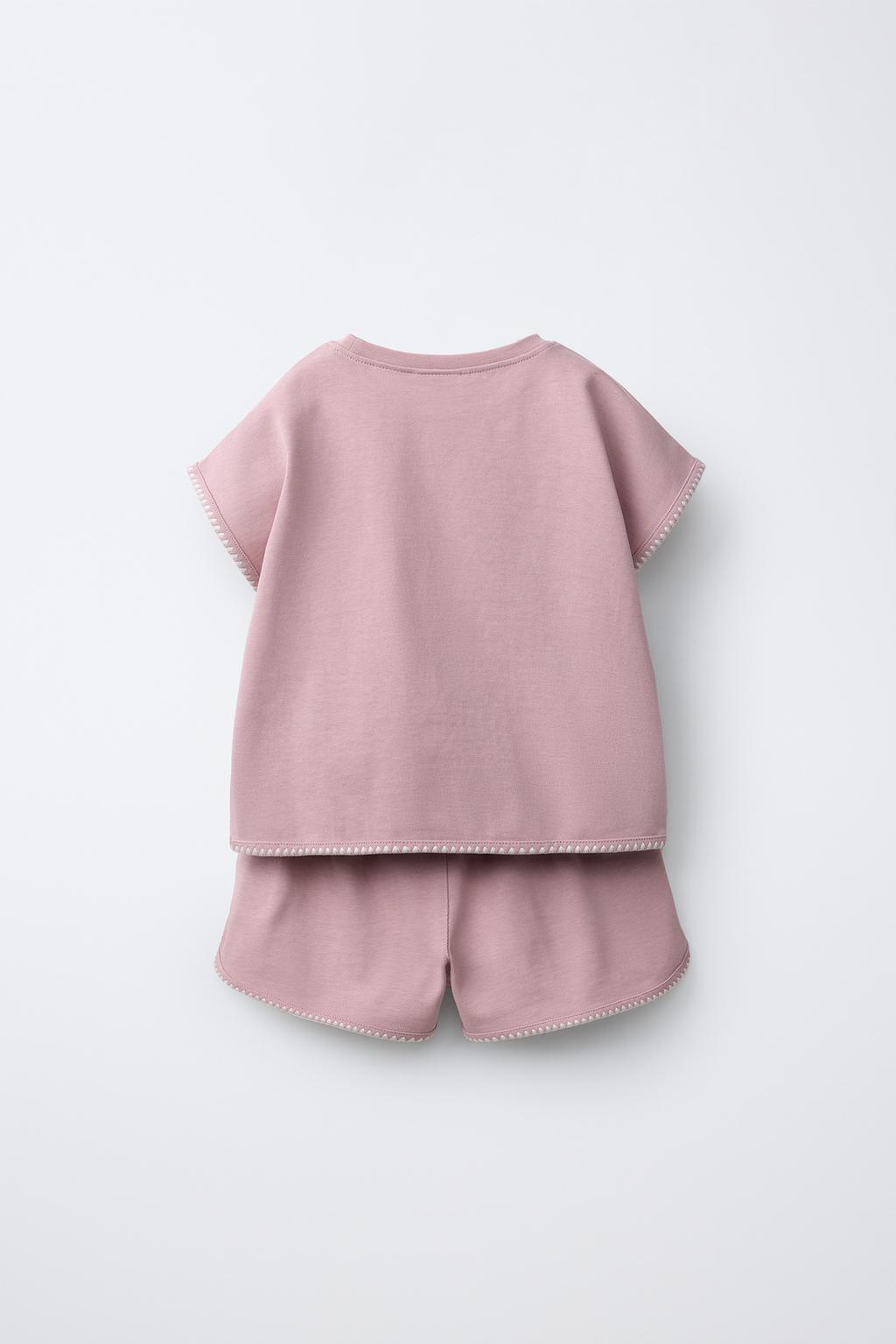 КОМПЛЕКТ ИЗ ФУТБОЛКИ И ШОРТОВ-БЕРМУДОВ С КОНТРАСТНЫМИ ДЕТАЛЯМИ