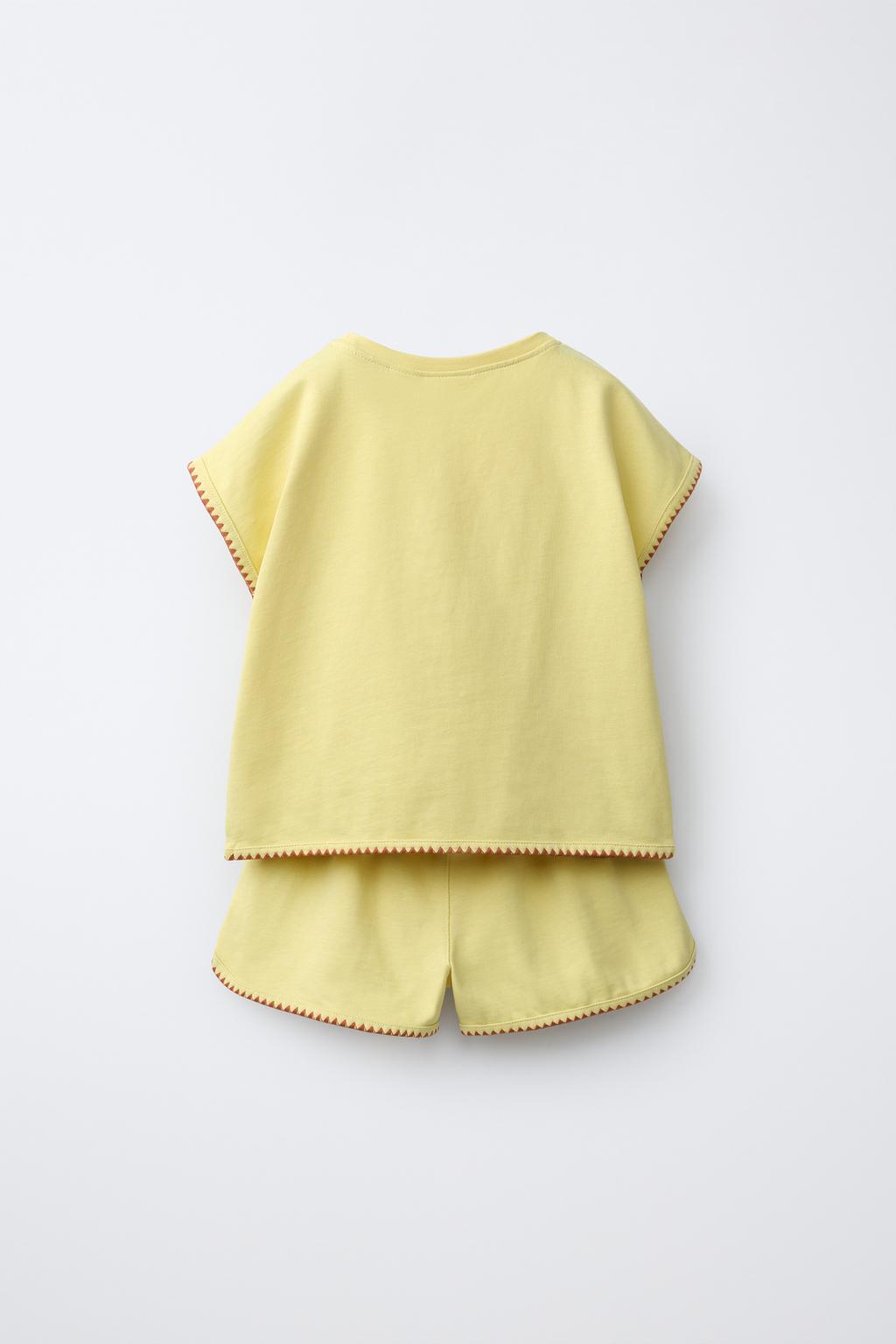 КОМПЛЕКТ ИЗ ФУТБОЛКИ И ШОРТОВ-БЕРМУД С КОНТРАСТНЫМИ ДЕТАЛЯМИ