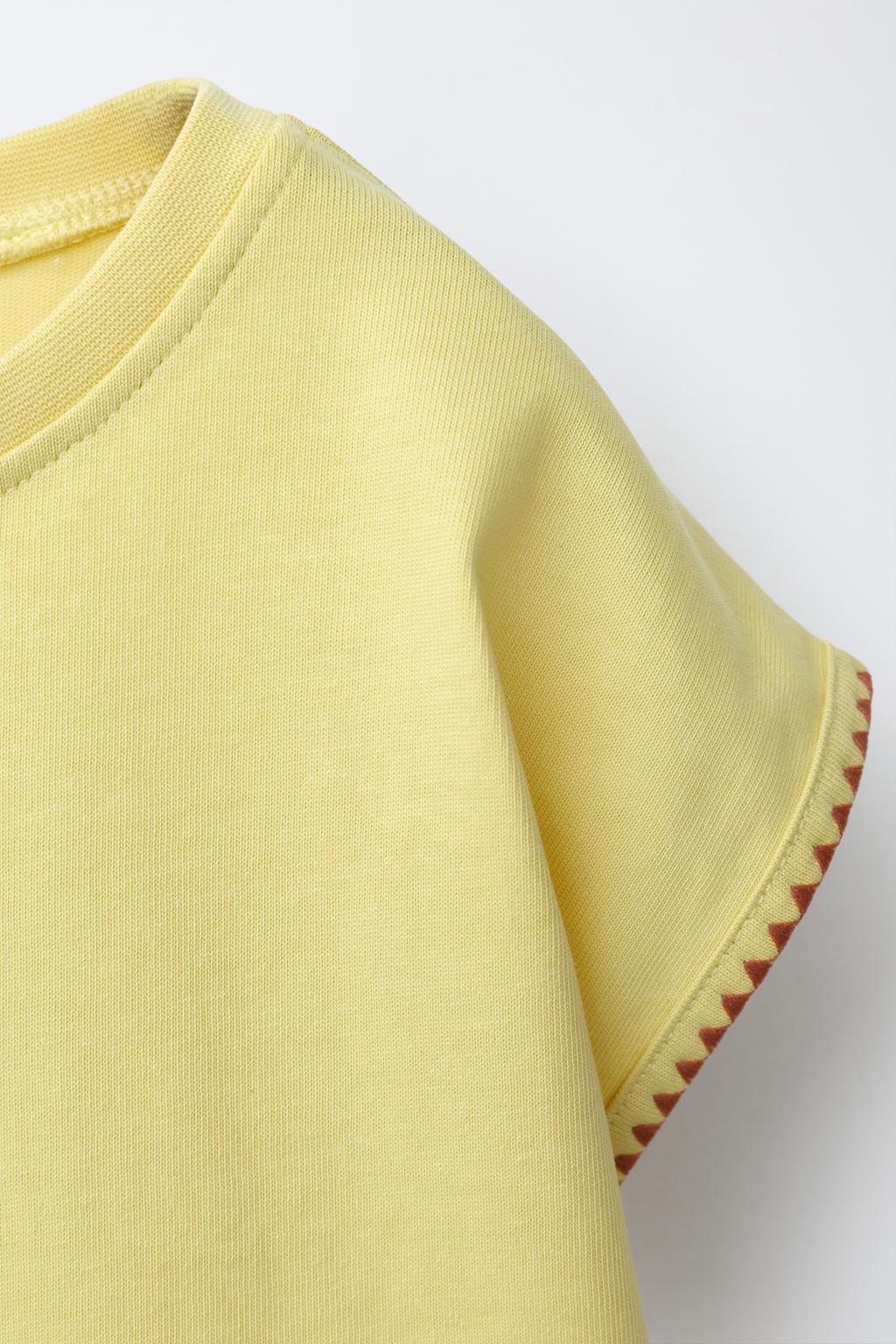 КОМПЛЕКТ ИЗ ФУТБОЛКИ И ШОРТОВ-БЕРМУД С КОНТРАСТНЫМИ ДЕТАЛЯМИ