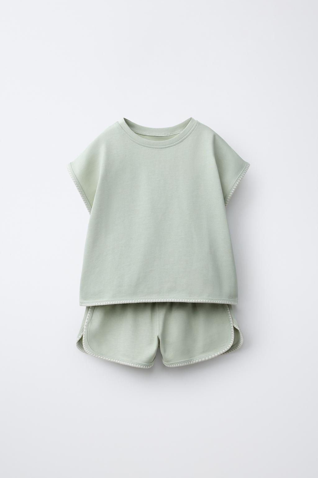 КОМПЛЕКТ ИЗ ФУТБОЛКИ И ШОРТОВ-БЕРМУДОВ С КОНТРАСТНЫМИ ДЕТАЛЯМИ