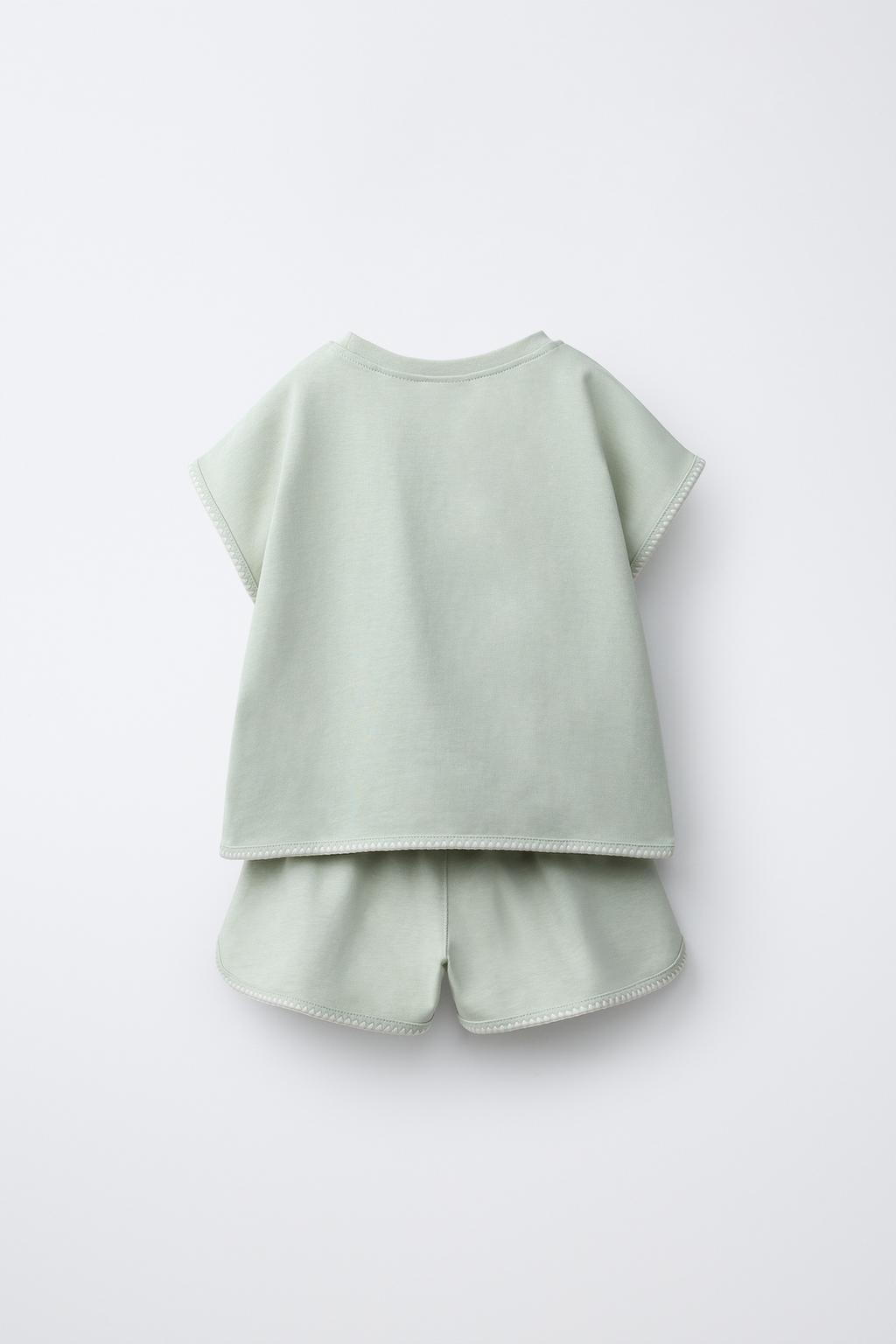 КОМПЛЕКТ ИЗ ФУТБОЛКИ И ШОРТОВ-БЕРМУДОВ С КОНТРАСТНЫМИ ДЕТАЛЯМИ