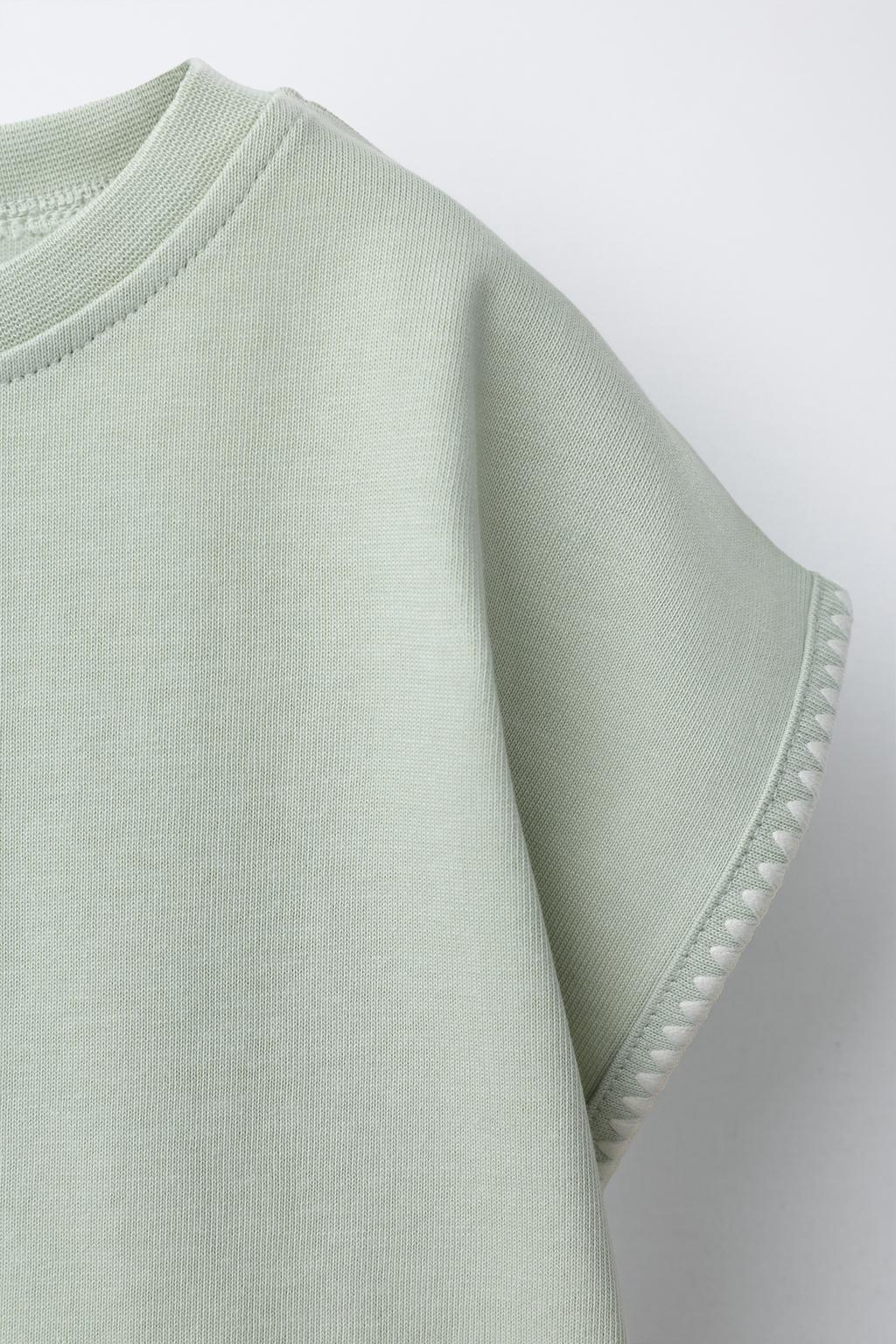 КОМПЛЕКТ ИЗ ФУТБОЛКИ И ШОРТОВ-БЕРМУДОВ С КОНТРАСТНЫМИ ДЕТАЛЯМИ