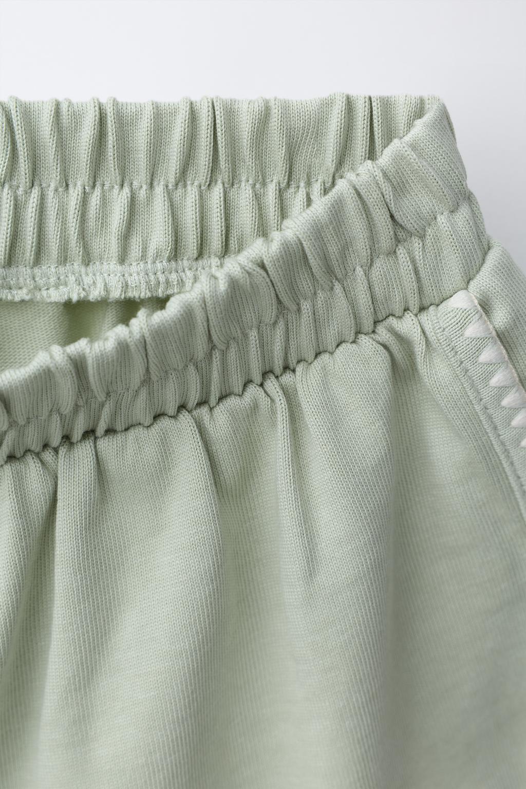 КОМПЛЕКТ ИЗ ФУТБОЛКИ И ШОРТОВ-БЕРМУДОВ С КОНТРАСТНЫМИ ДЕТАЛЯМИ