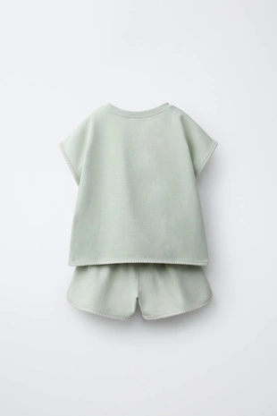 Комплект из футболки и шортов-бермудов с контрастными деталями