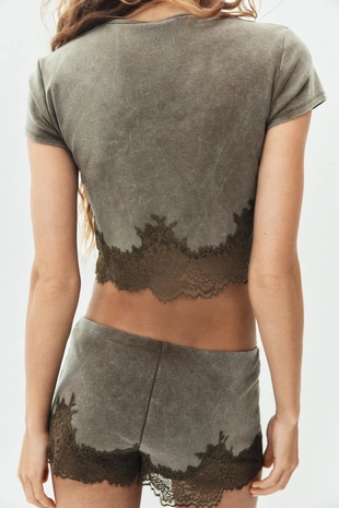 Шорты с эффектом потертости и кружевом- Заказать в России