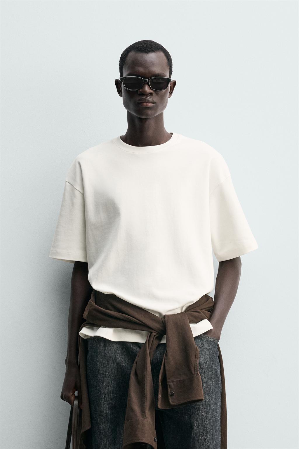 ФУТБОЛКА С КОНТРАСТНОЙ ТЕКСТУРИРОВАННОЙ НАШИВКОЙ