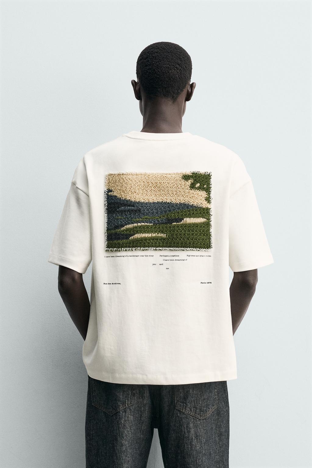 ФУТБОЛКА С КОНТРАСТНОЙ ТЕКСТУРИРОВАННОЙ НАШИВКОЙ